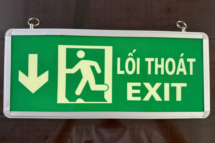Đèn EXIT thoát hiểm dạ quang tự phát sáng mẫu 1