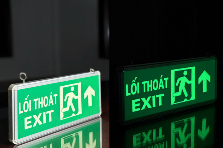 Đèn EXIT thoát hiểm dạ quang tự phát sáng mẫu 2